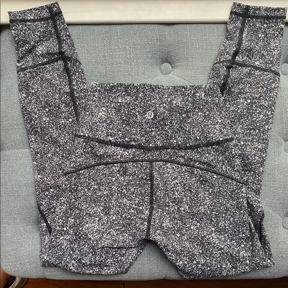 *RARE* Lululemon In Movement Tight 25" *Everlux - Picture 6 of 10